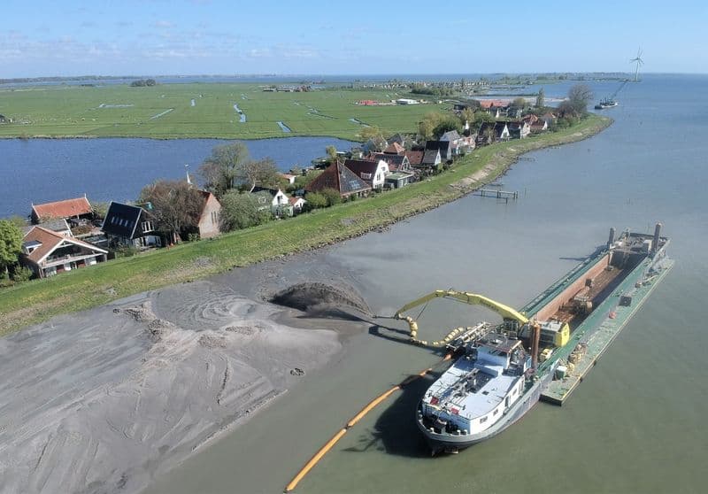 Innovative dike upgrading by Boskalis